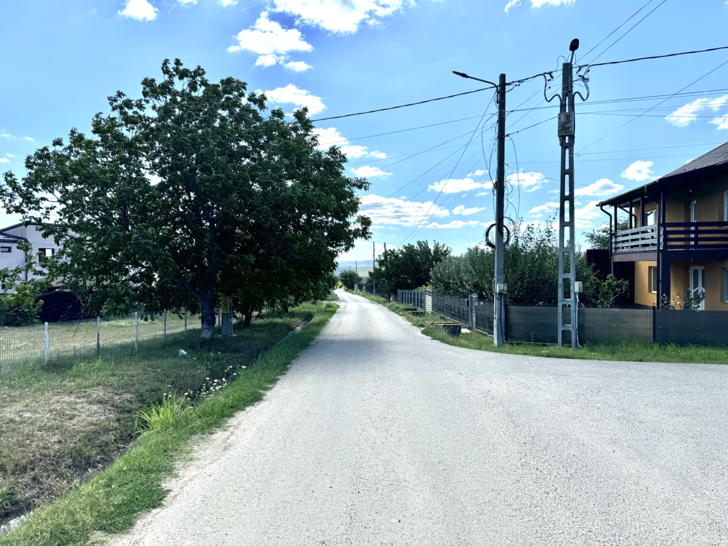 Teren 500 mp in Valea Ursului, la ASFALT, toate utilitatile